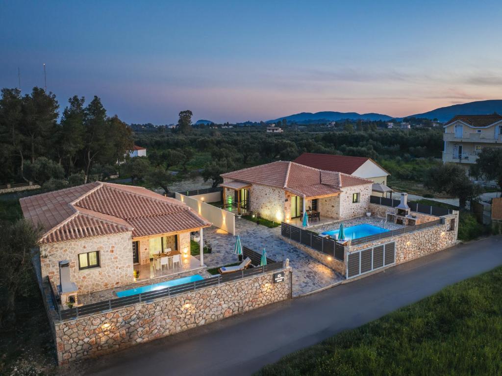 AmbelókipoiにあるMateo & Filipos Luxury Villasのスイミングプール付きの家屋の空中ビュー