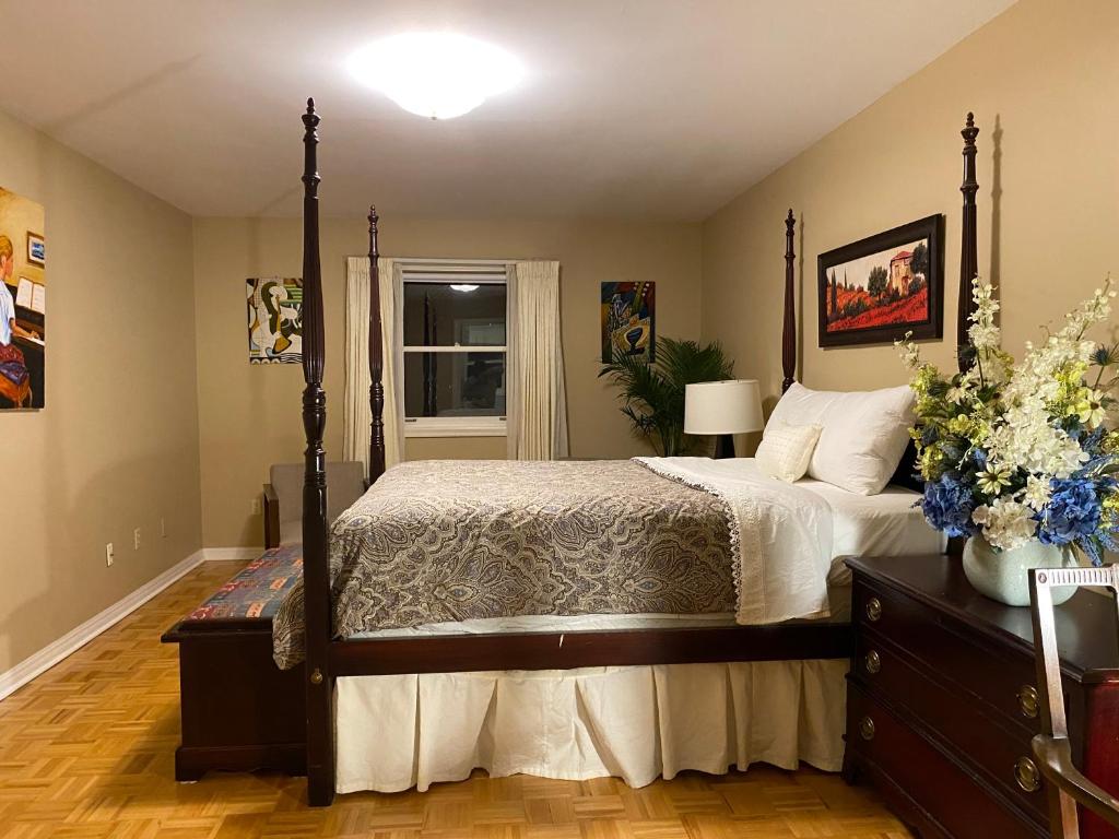 Postel nebo postele na pokoji v ubytování Downtown Halifax suites