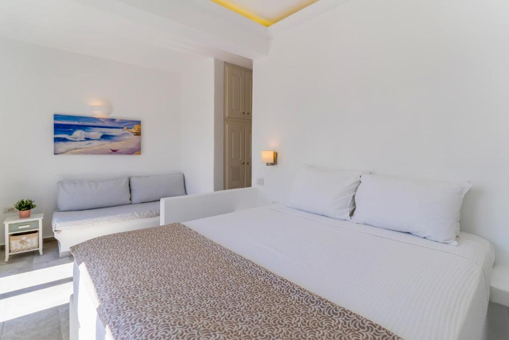 Łóżko lub łóżka w pokoju w obiekcie Enalion White Suites Oia