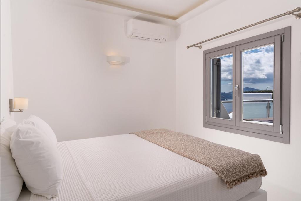 Łóżko lub łóżka w pokoju w obiekcie Enalion White Suites Oia