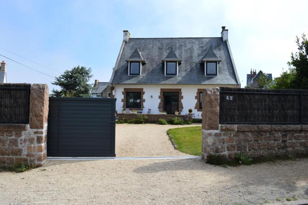 une maison avec une porte devant elle dans l'établissement Résidence C85-tregastel - La Baïta maison spacieuse à 200m de la plage MAE-3544, à Trégastel