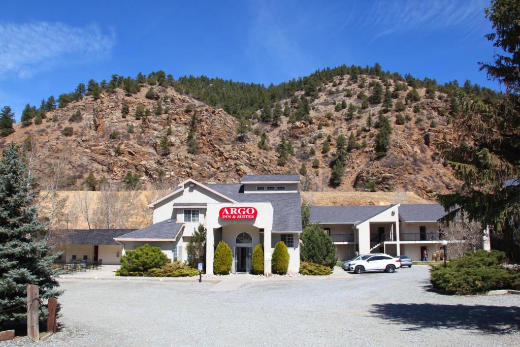 a alcoa motel with a mountain in the background at Argo Inn and Suites in Idaho Springs