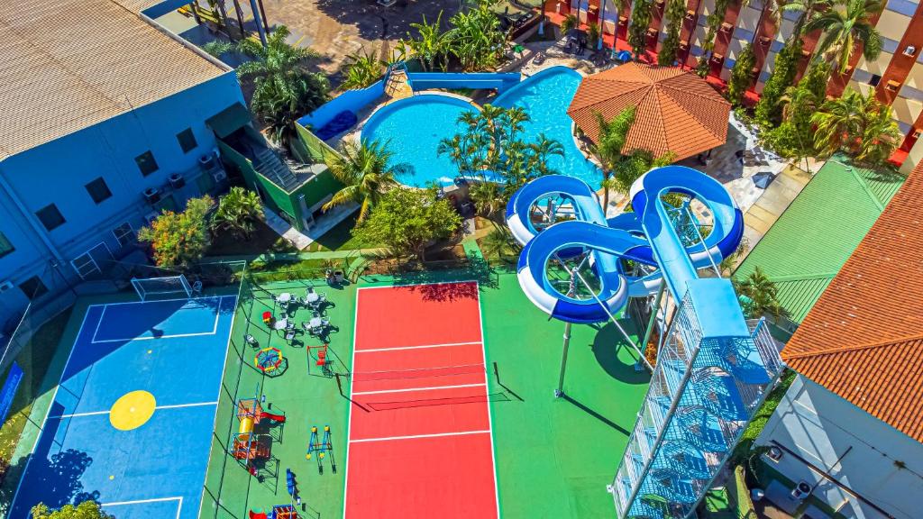 an overhead view of a water park with a roller coaster at Hotel Vilage Inn Ribeirão Preto & Convenções in Ribeirão Preto