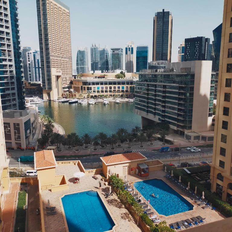vista su un fiume in una città con edifici di Sea la Vie a Dubai
