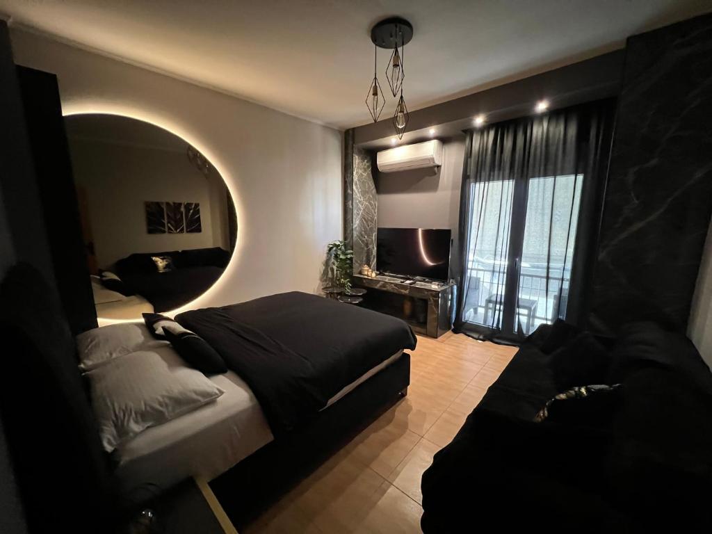 1 dormitorio con cama y espejo grande en Supreme City Heart Apartment, en Alexandroupoli