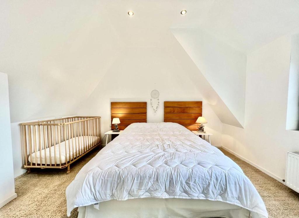- une chambre blanche avec un grand lit et une fenêtre dans l'établissement Résidence D-pleumeur Bodou - Maisons & Villas 314, à Pleumeur-Bodou