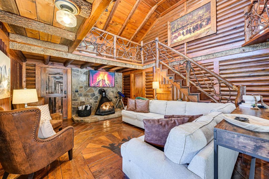 uma sala de estar cheia de mobiliário e uma parede de madeira em Stunning Georgia Cabin with Private Hot Tub and Views em Tiger