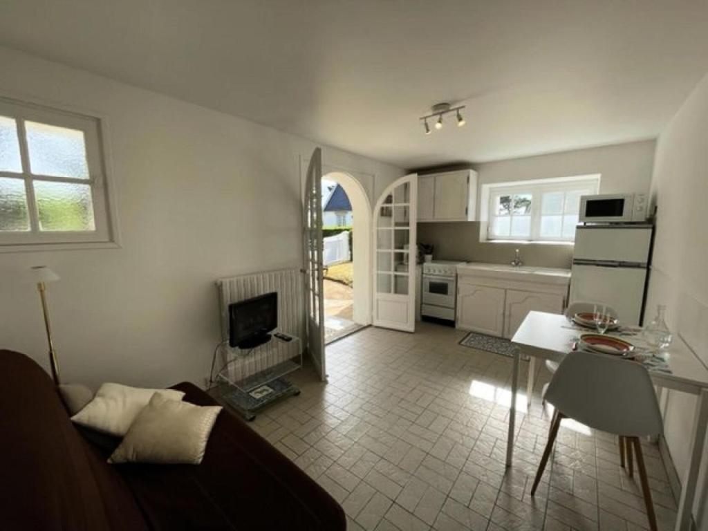 - une cuisine avec un canapé et une table dans une chambre dans l'établissement Résidence C26-tregastel - Appartement dans villa à 100 mètres de la plage MAE-3034, à Trégastel