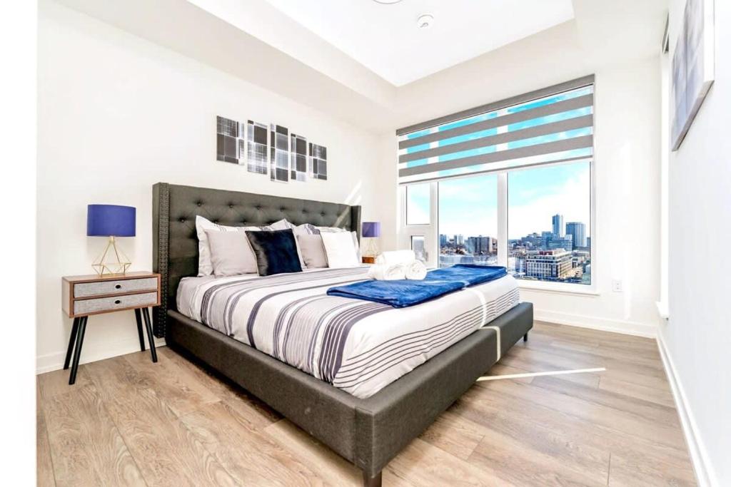 Tempat tidur dalam kamar di 1BR Deluxe Condo - City Views From Your Balcony
