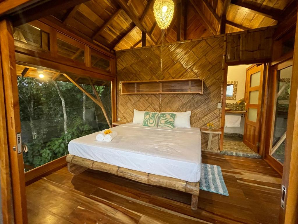 ein Bett im Inneren eines winzigen Hauses in der Unterkunft Impresionante vista 360 I Cochapunko Ayampe 3 in Ayampe