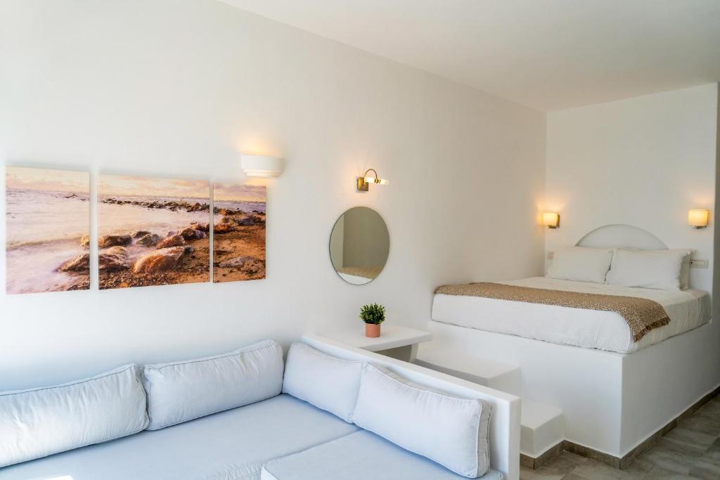 salon z łóżkiem i kanapą w obiekcie Enalion White Suites Oia w mieście Oia