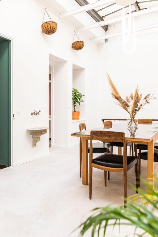une salle à manger avec une table et des chaises dans l'établissement Le Jardin d'Hiver Saint Victor, à Marseille