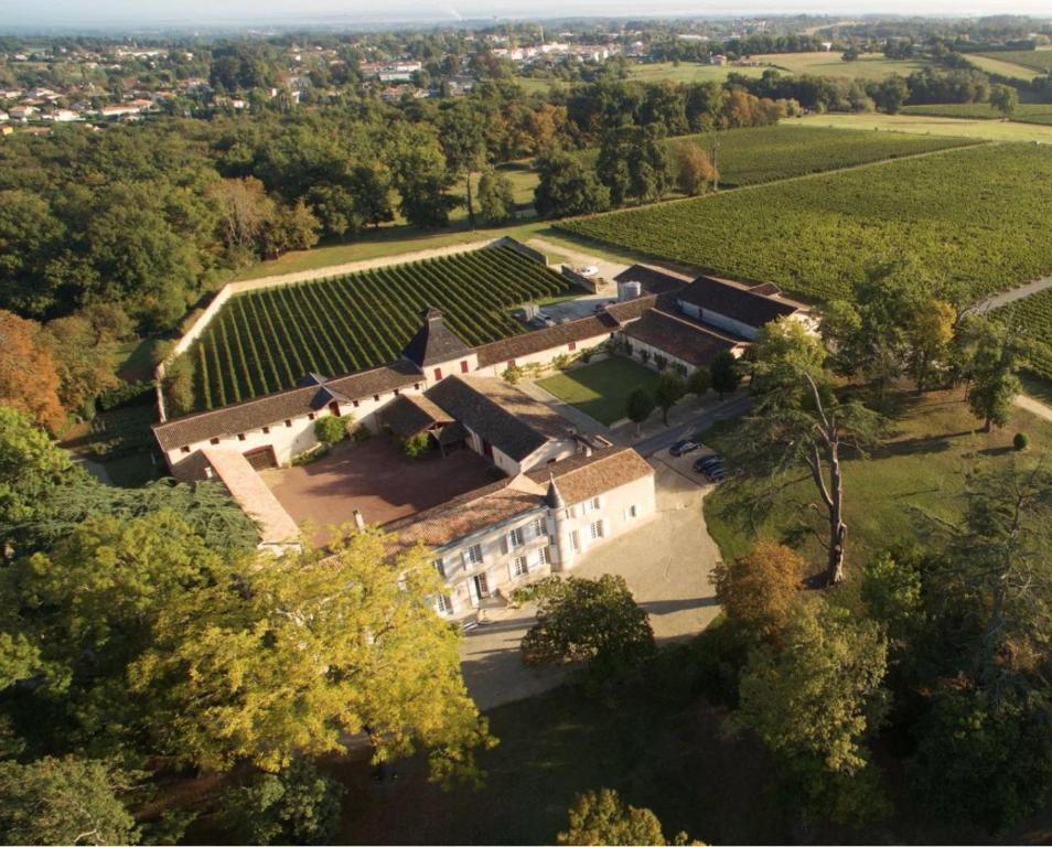 - une vue aérienne sur un domaine viticole dans l'établissement Chateau Sénailhac, à Tresses