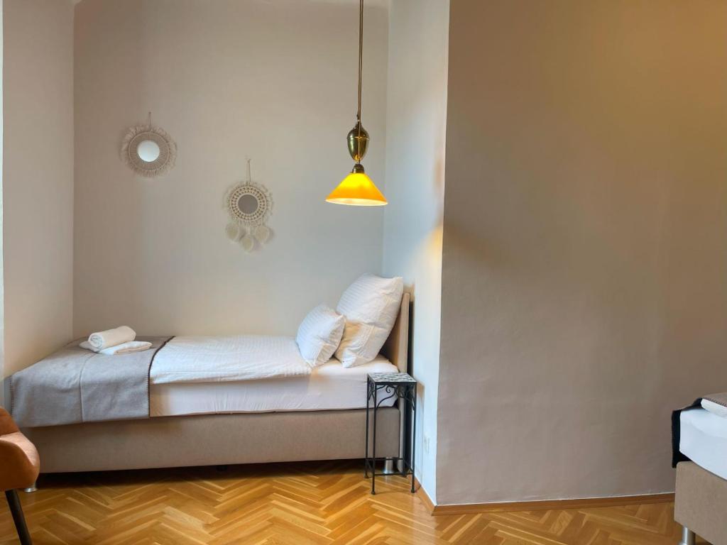 Postel nebo postele na pokoji v ubytování TAMLiving Mureck-NEU-Voll Ausgesattet-Küche-Smart TV-WIFI-Parken Frei