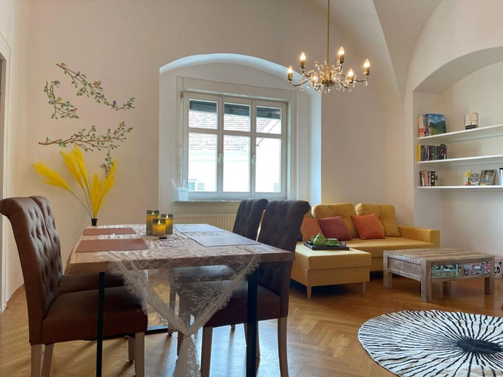Posezení v ubytování TAMLiving Mureck-NEU-Voll Ausgesattet-Küche-Smart TV-WIFI-Parken Frei
