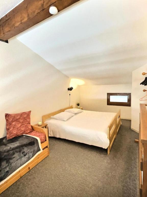 Posteľ alebo postele v izbe v ubytovaní Résidence Le Chantelouve - Studio cabine avec mezzanine pour 5 personnes à Val d'Isère à 300m du centre du village et 450m des pistes MAE-1805