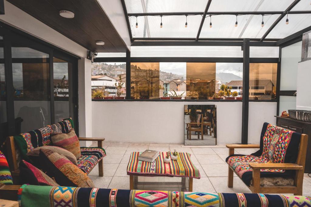 een woonkamer met 2 stoelen en een tafel bij RumiUma Boutique Hotel in Cuzco
