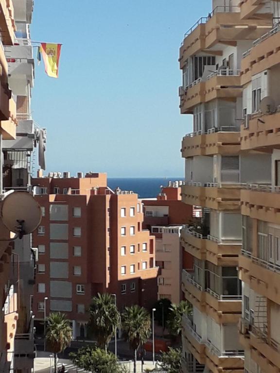 a view of a city with buildings and the ocean at Helle moderne Ferienwohnung 500m v.Meer in Almería