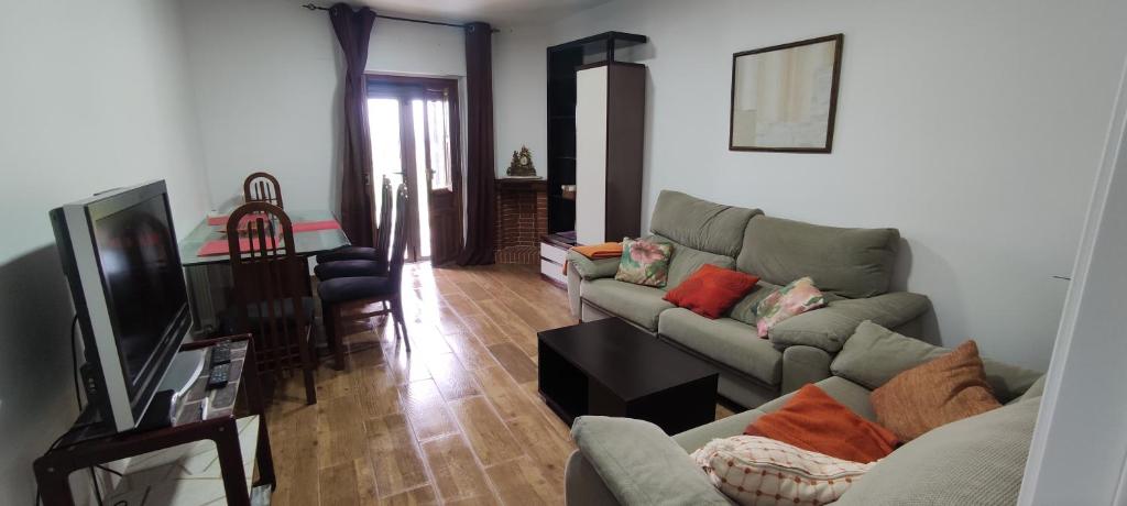 uma sala de estar com dois sofás e uma televisão em Piso centro Ciudad Rodrigo cercano a la plaza em Ciudad-Rodrigo