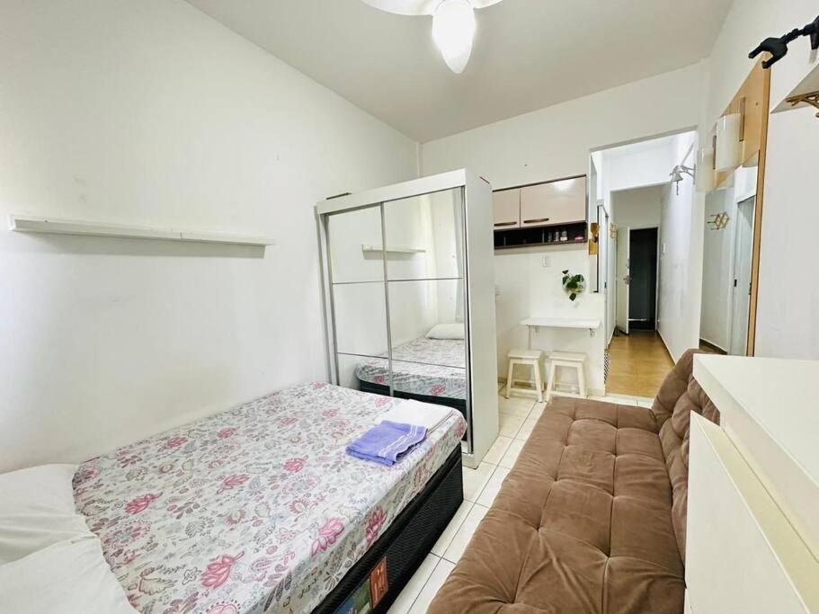 Schlafzimmer mit einem Bett mit einer Glaswand in der Unterkunft Práctico apto em Ipanema para descansar in Rio de Janeiro