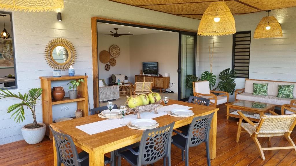 comedor con mesa y sillas en Raahere Lodge - near the city center, en Papeete