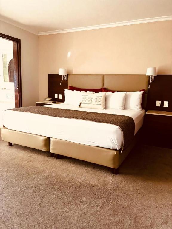 Postel nebo postele na pokoji v ubytování Hotel Guadalajara Plaza Ejecutivo