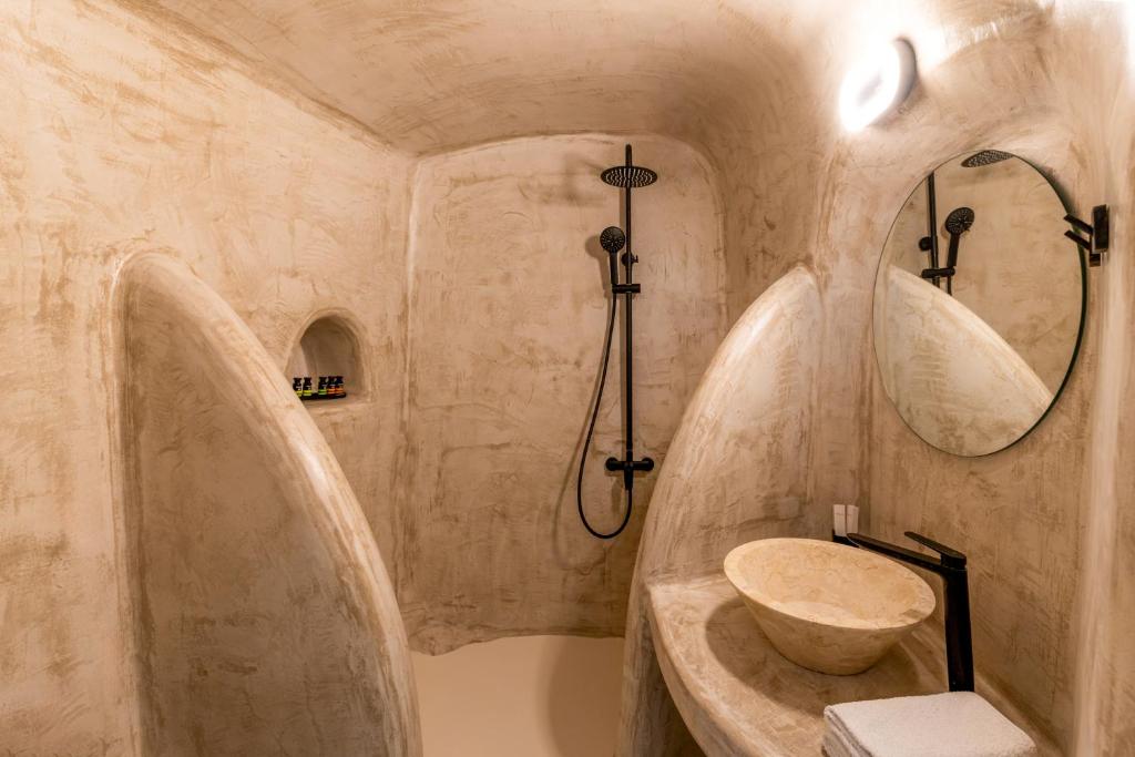 Koupelna v ubytování Enalion Suites