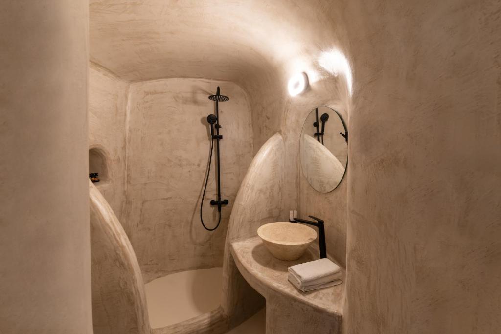 Koupelna v ubytování Enalion Suites