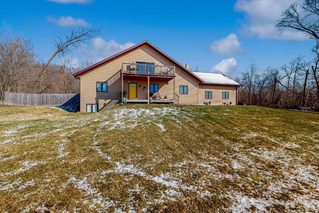 una casa en lo alto de un campo de hierba en Serenity Acres, en Douglas Center