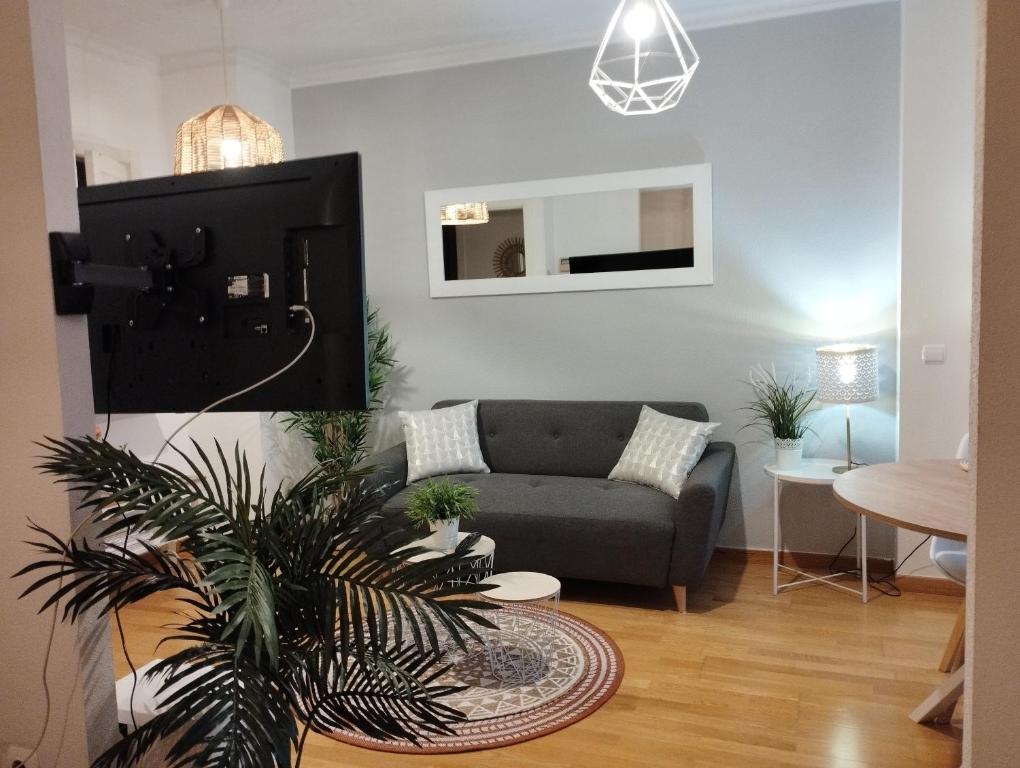 - un salon avec un canapé et une table dans l'établissement Apartamentos Pirra - Aeropuerto Ifema, à Madrid