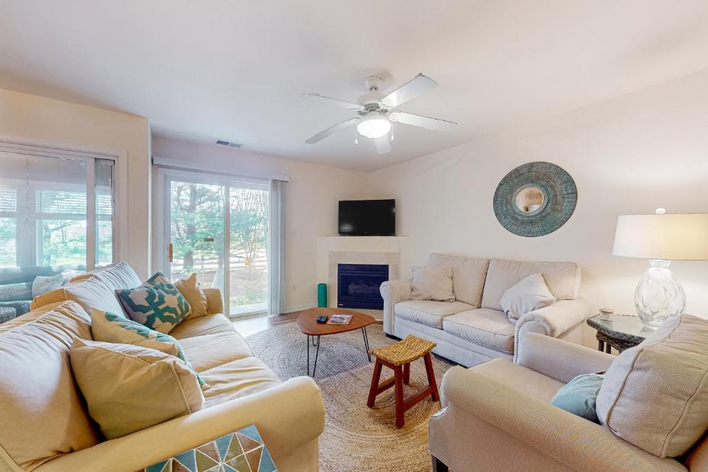 Χώρος καθιστικού στο Plantations East - 110 Heron Ct