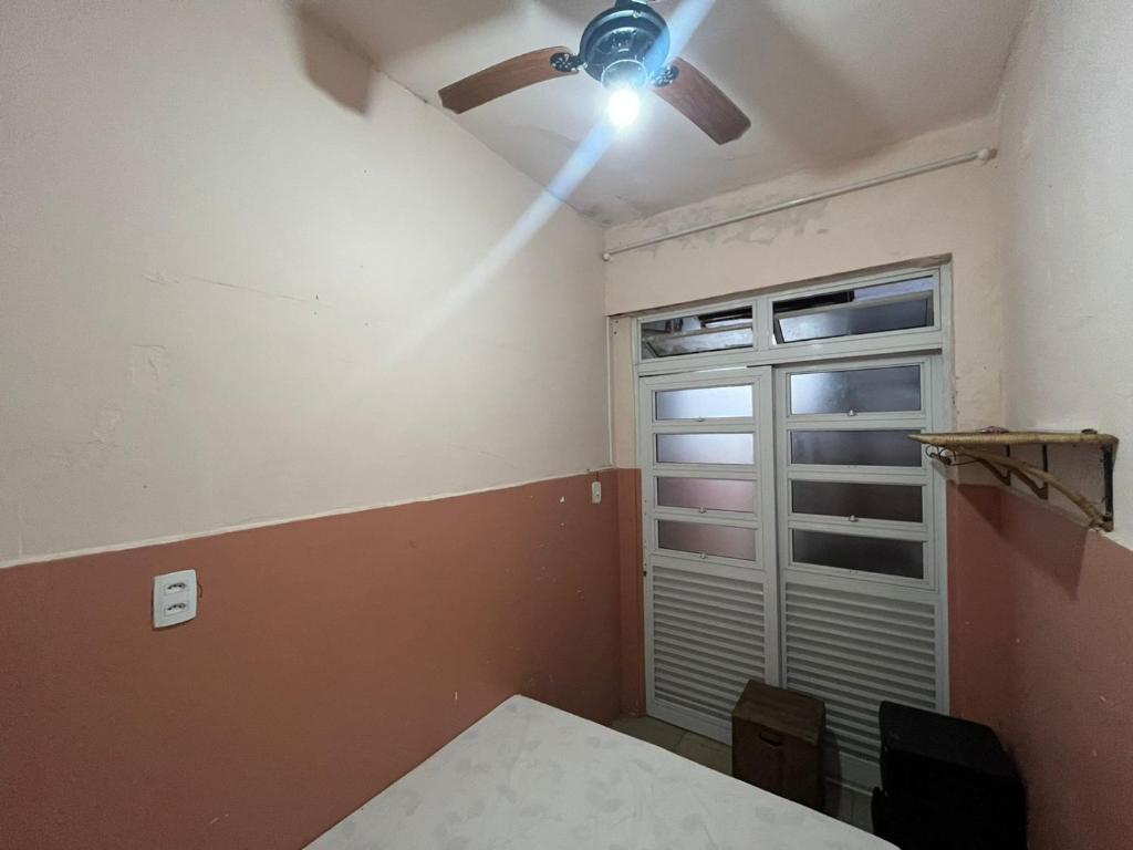 Habitación con ventilador de techo y ventana. en Quarto simple em Ipanema, en Río de Janeiro