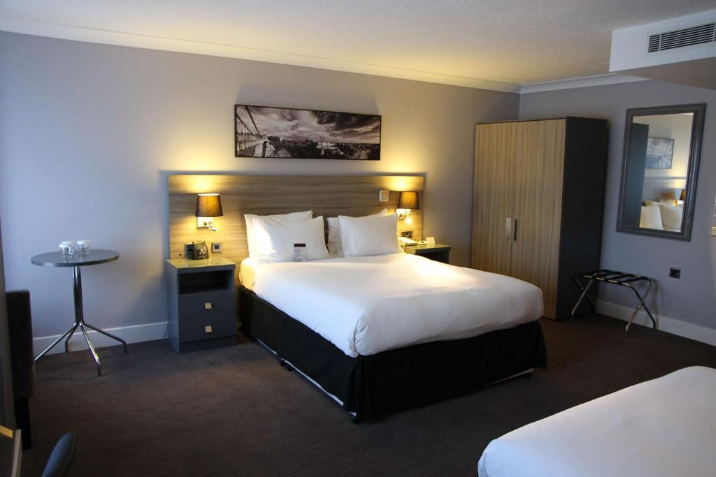 Postel nebo postele na pokoji v ubytování DoubleTree by Hilton Bristol City Centre