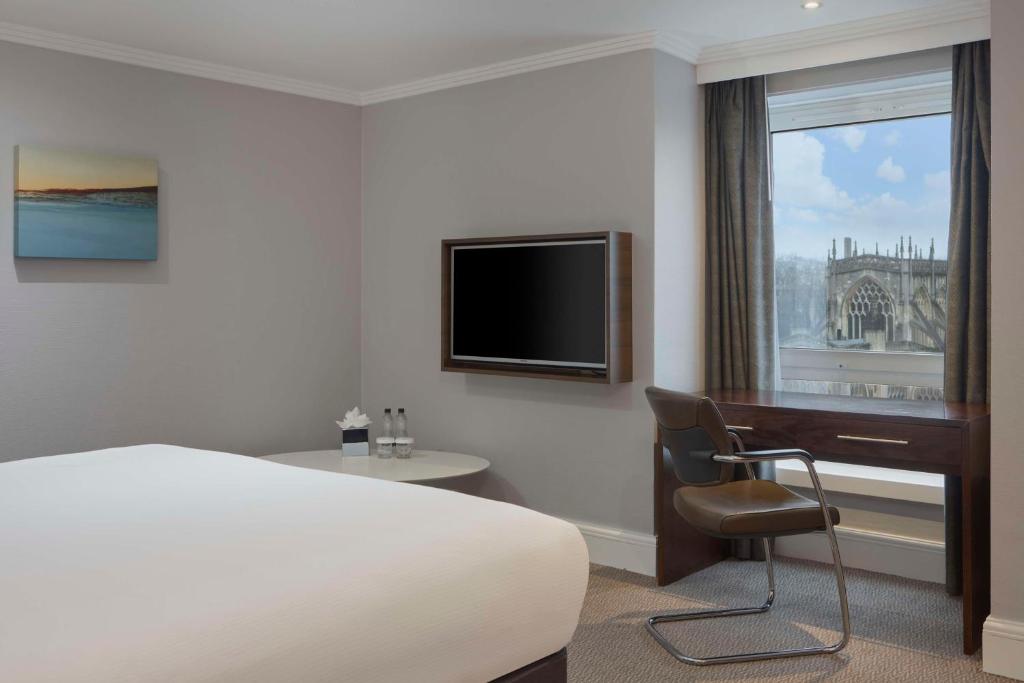 TV a/nebo společenská místnost v ubytování DoubleTree by Hilton Bristol City Centre