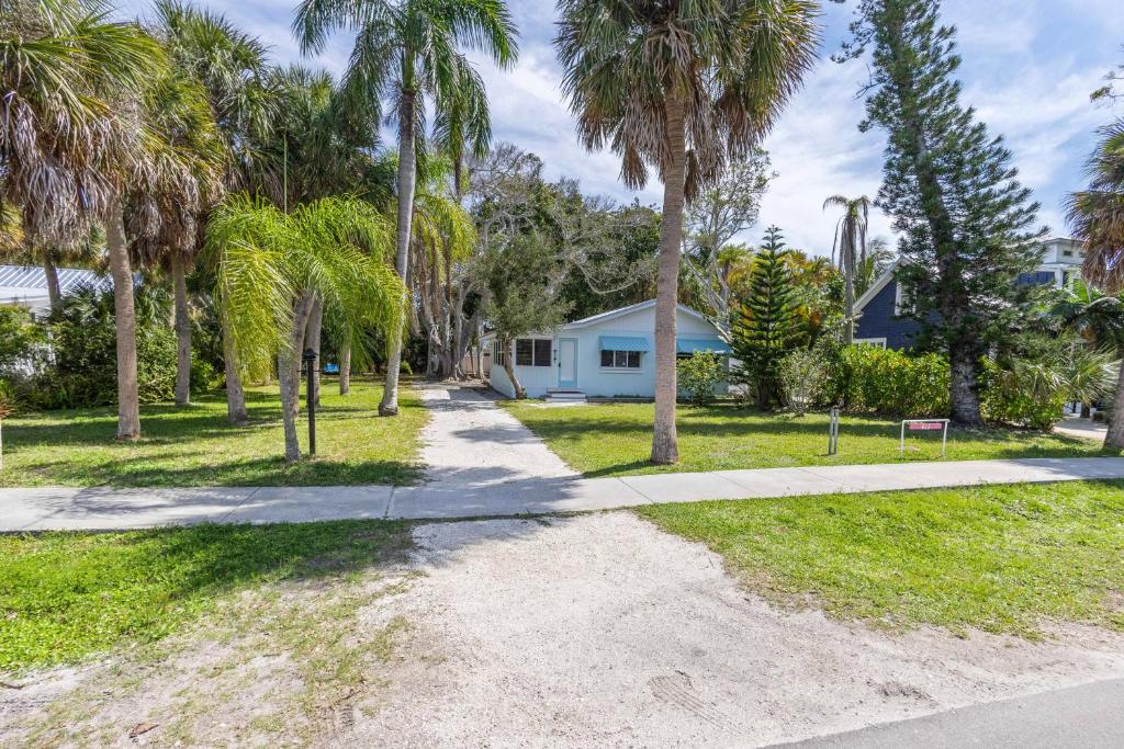 een pad naar een huis met palmbomen bij 29 Palms in Anna Maria