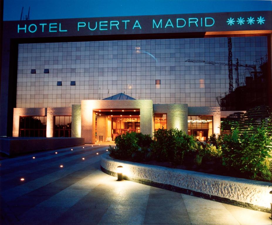 um hotel puerta madrid com uma placa em frente em Silken Puerta Madrid em Madri