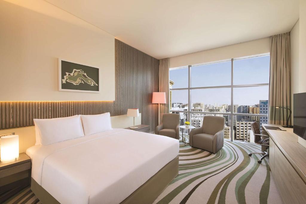 Postel nebo postele na pokoji v ubytování DoubleTree by Hilton Doha Old Town