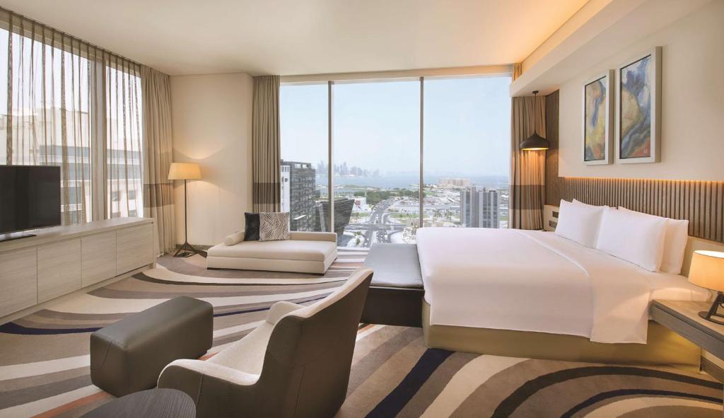 Postel nebo postele na pokoji v ubytování DoubleTree by Hilton Doha Old Town