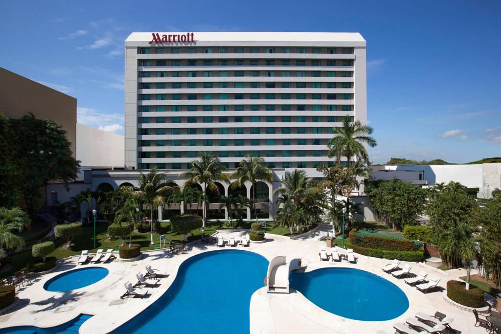 uma vista aérea de um hotel com uma piscina em Villahermosa Marriott Hotel em Villahermosa