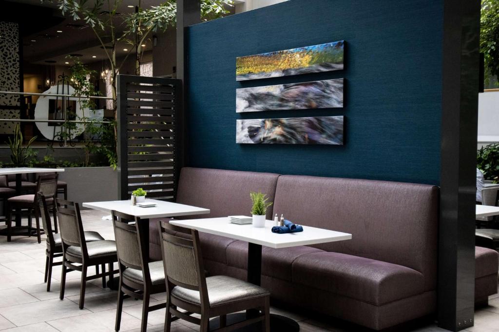 Posezení v ubytování DoubleTree by Hilton Rochester