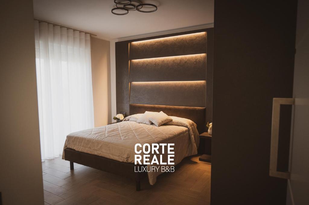 - une chambre avec un lit et une fenêtre dans l'établissement CORTE REALE Luxury B&B, à San Salvo