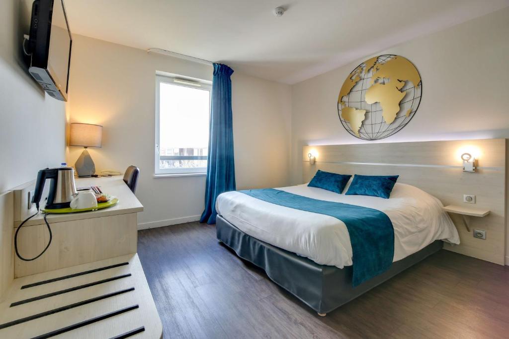 サン・ディジエにあるBrit Hotel Confort Saint-Dizierのベッドとテレビが備わるホテルルームです。