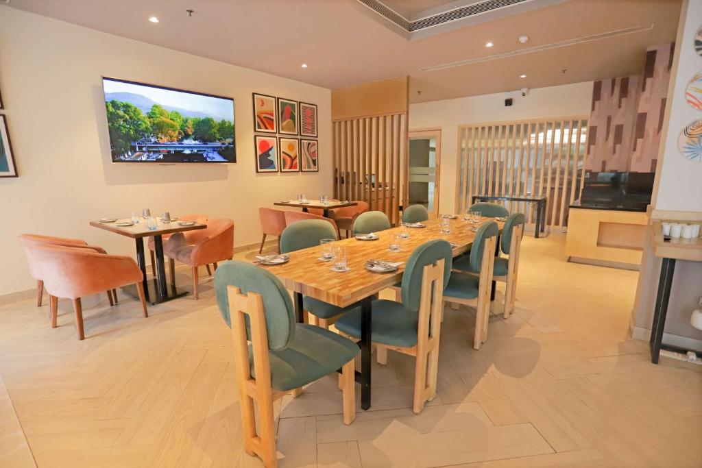 Una televisión o centro de entretenimiento en Park Inn by Radisson,South Delhi