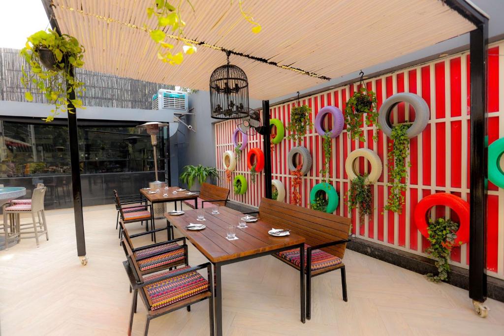 Un restaurante o sitio para comer en Park Inn by Radisson,South Delhi