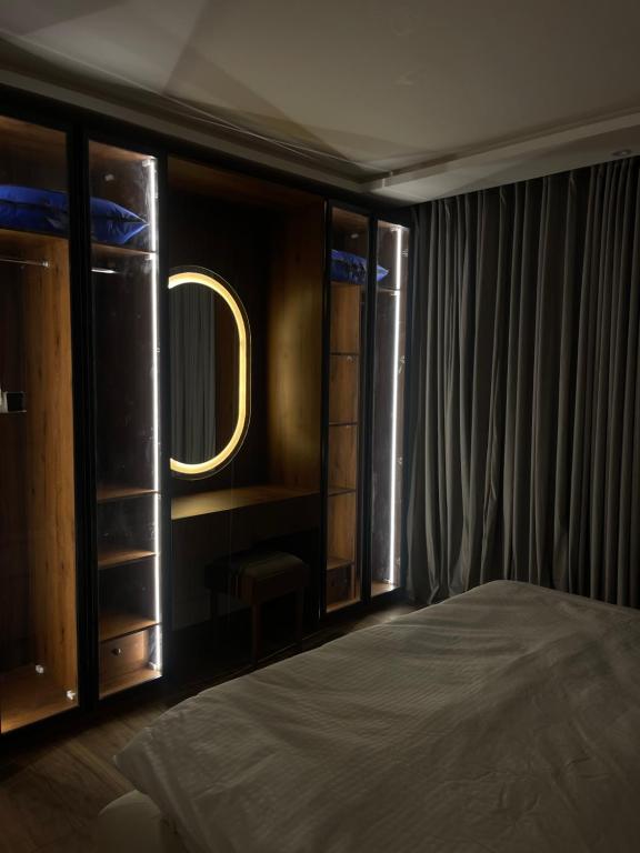 um quarto com uma cama e uma grande janela em الرياض-حي الربيع em Riyadh