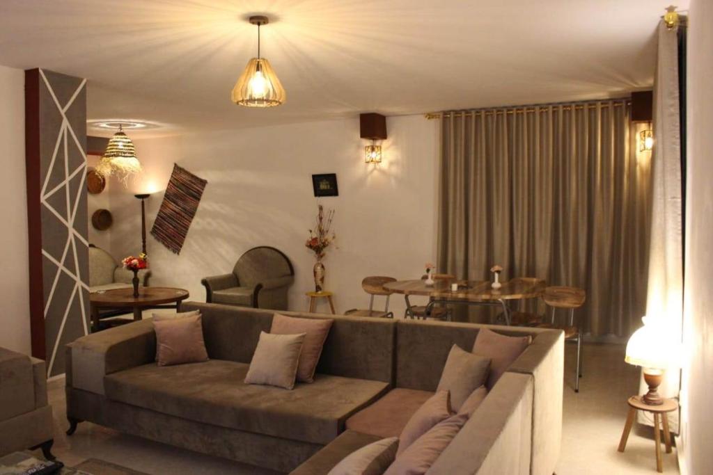 Dar Sarra في سوسة: غرفة معيشة مع أريكة وطاولة