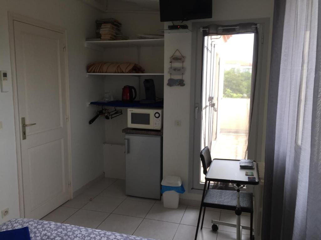 Een keuken of kitchenette bij Deux chambres dans villa proche de la plage