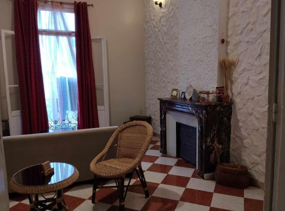 - un salon avec un canapé et une cheminée dans l'établissement Iwaren appartement, à Oran