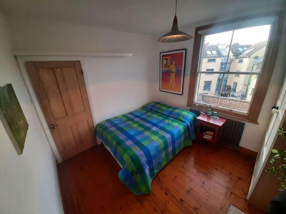 Un pat sau paturi într-o cameră la Lovely double bedroom in West Hampstead!