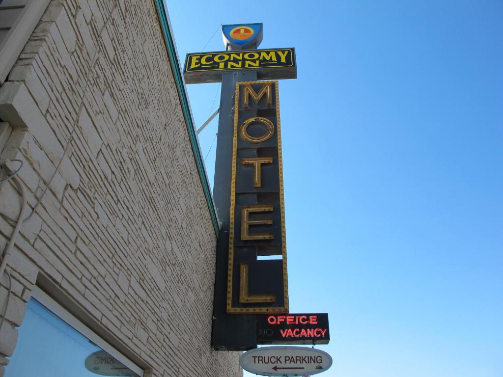een bord voor het Fox-theater aan de zijkant van een gebouw bij Economy Inn Ontario in Ontario